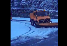 Nagy a hó a Transzfogarason – az út felső szakasza zárva marad (VIDEÓ)