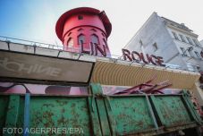 Baleset Párizsban: leszakadtak a világhírű Moulin Rouge széllapátjai (VIDEÓ)