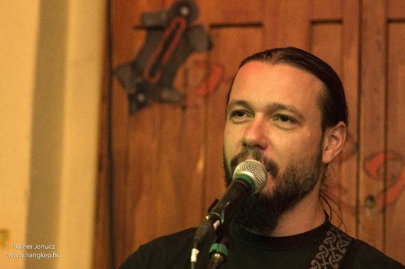 Papból Moynahan: így lett ír zenész a nagyváradi magyar gitárosból