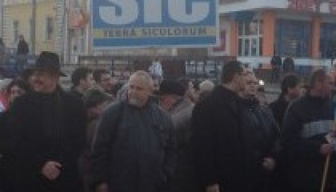 Elénekelték a magyar himnuszt a háromszéki prefektúra előtt