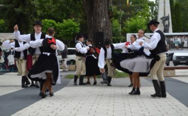 Táncoljatok – táncosok előadása a táncról Csíkszeredában