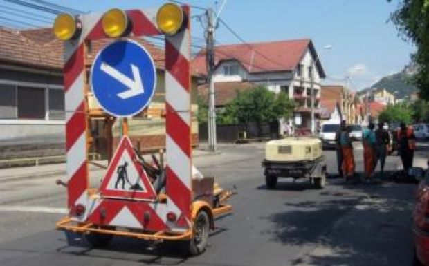 Módosult a KRESZ: útjavításkor kötelező a fényjelzés