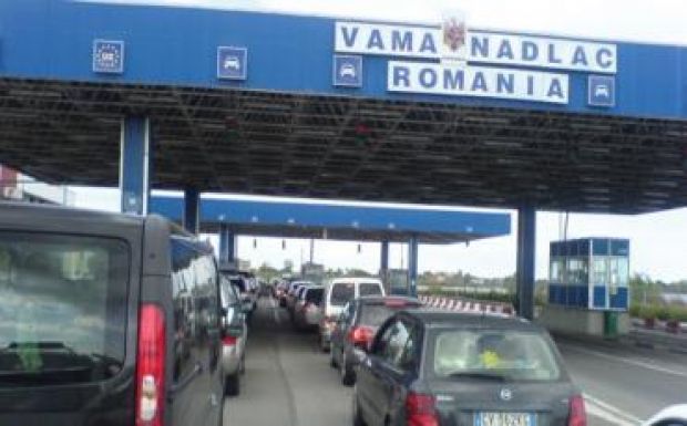 Torlódás a határátkelőknél: megoldást sürget a kormányfő