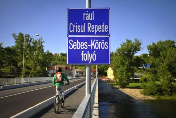 FRISSÍTVE – Bővülnek a nyelvi jogok – elfogadta a parlament a közigazgatási törvénykönyvet