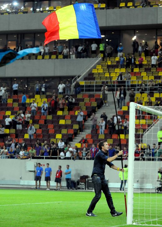 "Meme" Stoica kitűzi a román zászlót a CFR kapujánál | Fotó: Mediafax meme-zaszlo