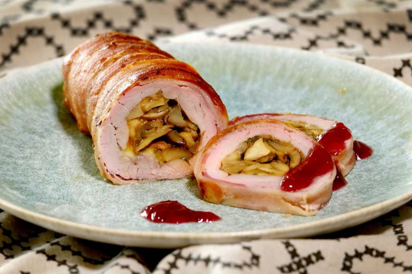 Császárszalonnába csavart töltött sertésszűz