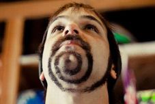 Újabb divatőrület: szokványos szakáll helyett majomfarkat viselnek arcukon a férfiak