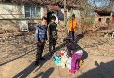 Felújítják az autista kislány és családja házát Bihar megyében