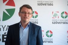 Újraválasztották Csomortányi Istvánt az EMNP elnökévé