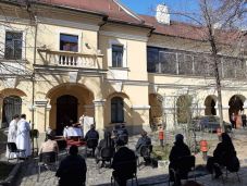 Legalább két méteres távolságot kell tartaniuk egymástól a híveknek az egyházi alkalmakkor