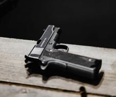 Szabotázs történhetett a Rust forgatásán, véli a fegyvermester ügyvédje