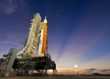 Indulásra kész a NASA óriási holdrakétája
