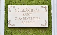 A baróti művelődési ház névtáblájába is belekötött Dan Tanasă