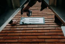 Elkezdték lecserélni az utcanévtáblákat Csíkszeredában