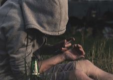 A tudatmódosító szerek hatását szimuláló szemüvegek segítségével tájékoztatják a diákokat 