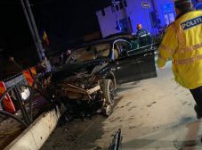 Hídfőnek csapódott az autó: öt felnőtt és négy gyermek sérült meg