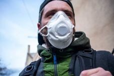 A férfiak sokkal vonzóbbak a nők számára maszkban, mint nélküle