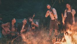 Nemcsak örömzenél, üzen is közönségének a két erdélyi fiatal, Manó és Gregor