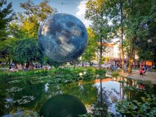 Tartanak a vihartól: leengedték a Hold installációt Sepsiszentgyörgyön