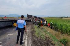 Felborult egy aszfaltot szállító teherautó Kovászna megyében, a vezetője meghalt 