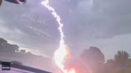 Videóra vette, amint férje autójába csapott a villám