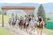 Csíksomlyón fogadták a pünkösdi lovas zarándoklat résztvevőit