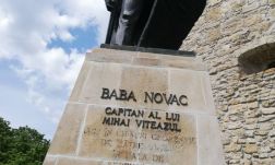 Nem rongálás: megkezdték a Baba Novac-szobor talapzatán levő, a magyarságot sértő felirat cseréjét