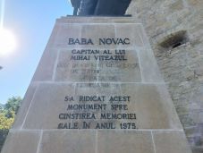 Nem rongálás: megkezdték a Baba Novac-szobor talapzatán levő, a magyarságot sértő felirat cseréjét