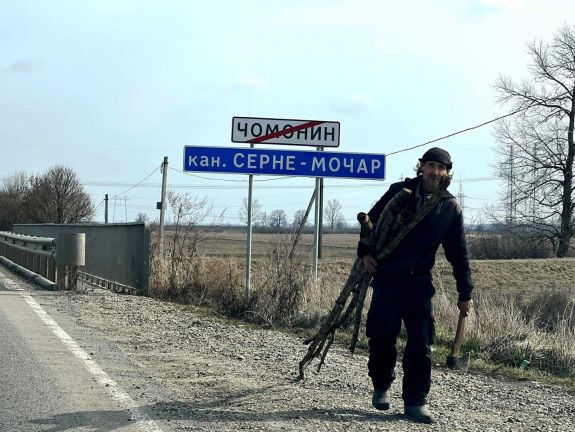 A hangulat a hírekhez igazodik – ilyen az élet egy kárpátaljai magyar faluban a háború idején