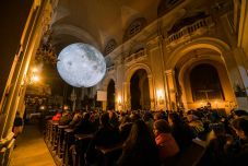 Ismét Kolozsvárra érkezik Luke Jerram Hold-installációja