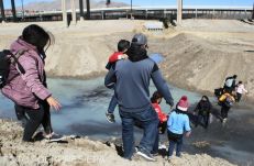 „Inváziós helyzetet” hirdetett Texas kormányzója