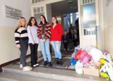 Mintegy négyszáz kiló zöldséget és gyümölcsöt gyűjtöttek az aradi magyar iskolaközpont diákjai