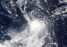 Százezrek menekülnek egy közelgő trópusi vihar elől