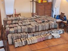 1200 éves kézirattöredéket is tartalmaznak a Medgyesen feltárt könyvtár kötetei