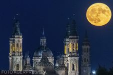 Képeken, ahogy a szuperhold beragyogta az eget