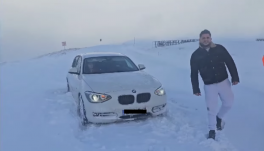 A hóvihar miatt lezárták a Transalpinát, de ez nem akadályozta meg egyik hazánkfiát, hogy felmenjen és elakadjon a BMW-jével
