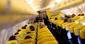 Renitens utas miatt megszakította útját Budapesten a Ryanair London-Bukarest járata