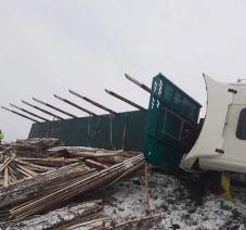 Felborult egy teherautó az észak-erdélyi autópálya gyalui lehajtóján, akadozik a forgalom