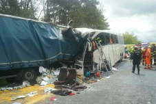 Magyar busz karambolozott Szlovákiában, egy ember meghalt és sok a sérült