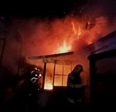 Fedél nélkül maradt egy család, porig égett a házuk