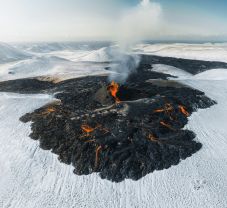 Vízzel locsolnák a vulkánból kitörő lávát Izlandon, hogy megmentsenek egy várost (VIDEÓ) 