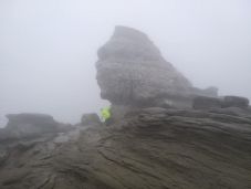 Több százan az életüket is kockára tették, hogy elkapják Szfinx-sziklánál az „energiapiramist” (VIDEÓ) 