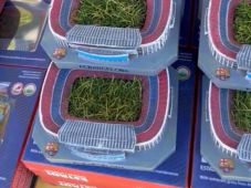 Húsz euróért vásárolni lehet egy darabot a Barcelona stadionjának gyepszőnyegéből