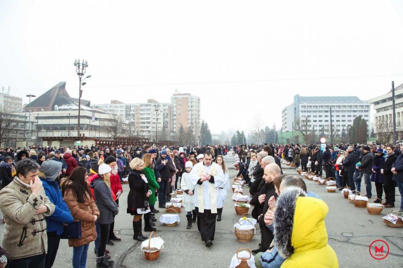 Képeken a csíkszeredai húsvéti ételszentelés