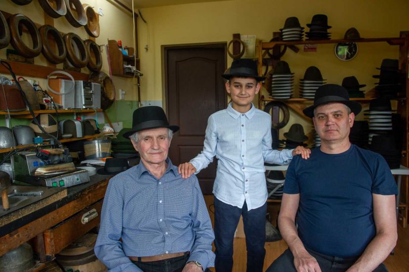 Aki nem visel kalapot, az nincs is felöltözve – A székelyudvarhelyi Vass-kalaposoknál jártunk