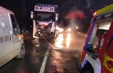 Egy ember meghalt, miután két teherautó és egy személygépkocsi ütközött