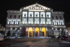 Már hullik a vakolat a nemrég felújított aradi színház műemlék épületéről