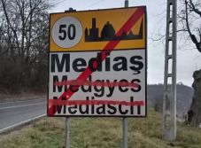 Szemet szúrt a magyar felirat Medgyesen, lemázolták a helységnévtáblát