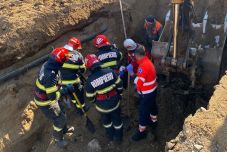 FRISSÍTVE – Ráomlott a föld a vízvezetéket fektető munkásra