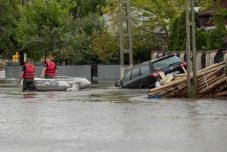 Biztosítják télire a tűzifát a Galac és Vaslui megyei árvízkárosult családoknak